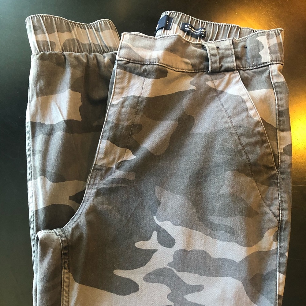 Hollister gray/black camo pants